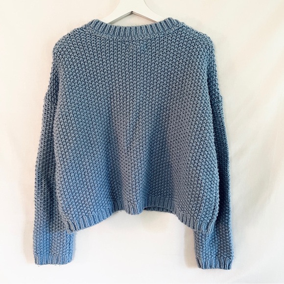LIGHT BLUE PERIWINKLE CHUNKY KNIT V NECK SWEATER — SMALL - Picture 3 of 6
